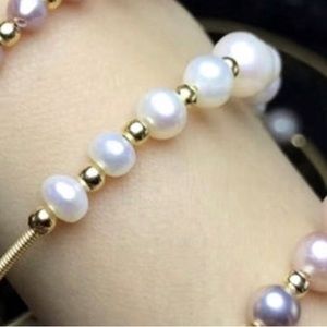 NATURAL white pearl adjustable/stretch wire bracelet